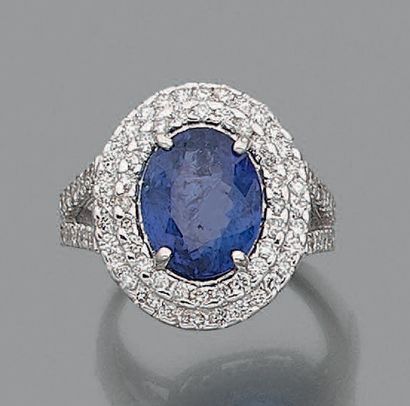 null BAGUE ovale en or gris (750 millièmes) ajouré serti d'une tanzanite pesant 3,7...