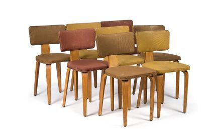 Andre LURCAT (1894-1970) 
Suite de huit chaises en frêne vernissé à dossier évidé...