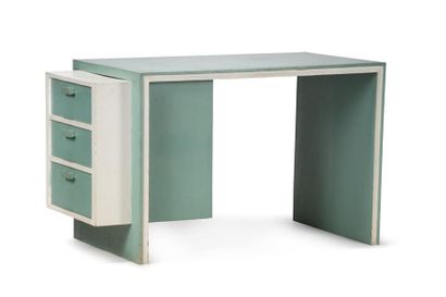 Andre LURCAT (1894-1970) 
Bureau plat en bois peint vert clair à plateau rectangulaire...