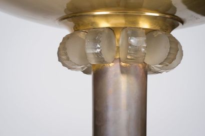 Jean Perzel (1892-1986) 
Lampe de parquet en laiton à fut tubulaire conique et réflecteur...
