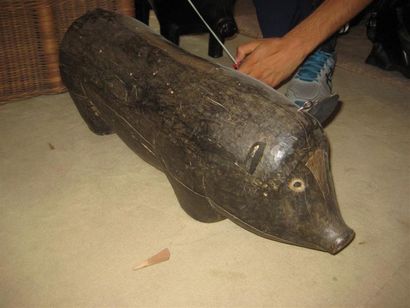 null Cochon repose-pied en bois sculpté (fentes). Asie 
27 x 66 cm 