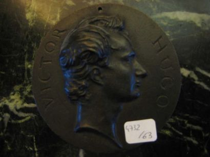 null Lot comprenant:
- D'après David d'Angers
Médaillon figurant Bonaparte
Bronze...
