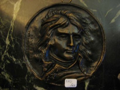 null Lot comprenant:
- D'après David d'Angers
Médaillon figurant Bonaparte
Bronze...