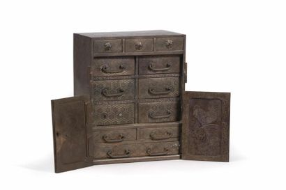 null JAPON - Epoque MEIJI (1868 - 1912)
Petit cabinet en bronze ouvrant à six tiroirs...