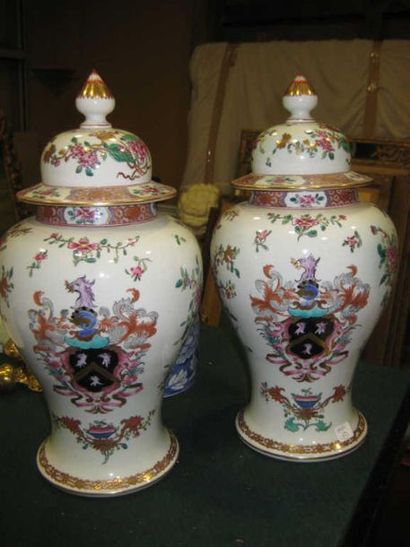 null Probablement SAMSON, XIXème siècle
Paire de potiches couvertes en porcelaine...