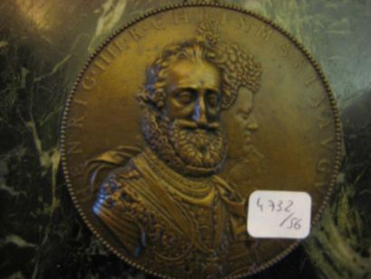 null Lot comprenant :
- médaille figurant Henri IV et Marie de Médicis de profil.
Au...