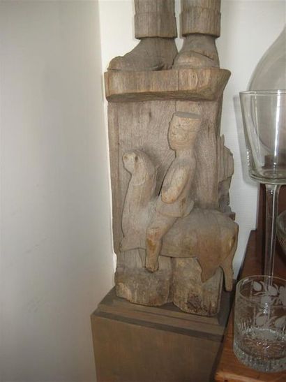 null Deux statues formant colonne représentant un couple de personnages, en bois...