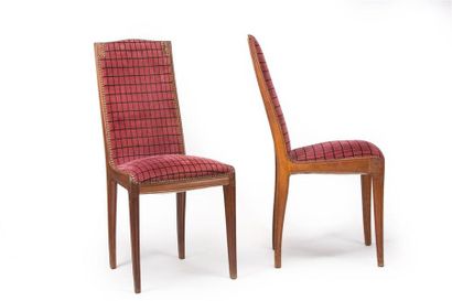 null Léon JALLOT (1874-1967) attribué à
Deux chaises en acajou sculpté à dossier...