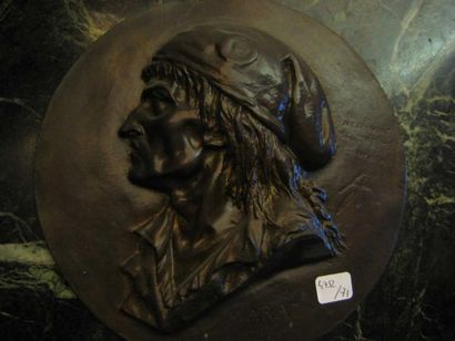 null Grand médaillon en bronze patiné figurant Marat	
Diamètre 22,5 cm
