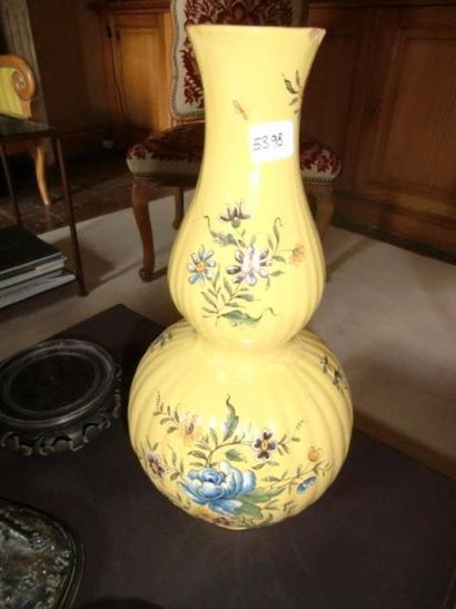 Lot de céramique comprenant :
-	Un vase jaune...