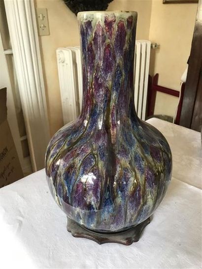 Une lampe en céramique à décor de coulures...