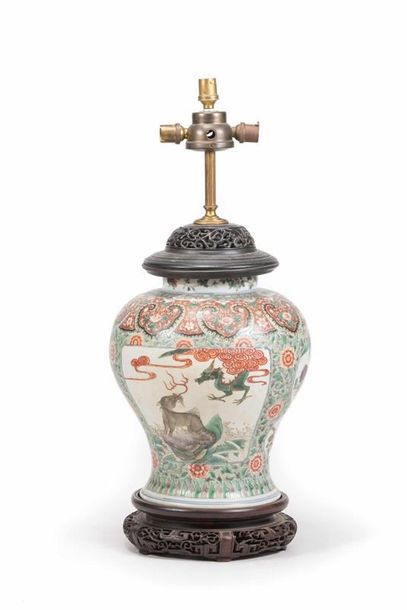 null CHINE - XIXe siècle
Potiche de forme balustre en porcelaine émaillée polychrome...