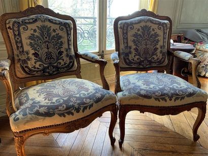 null Paire de fauteuils de style Louis XV en bois naturel mouluré et sculpté. 
(...