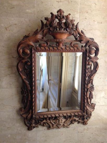 null Miroir en bois et stuc doré à décor de corbeille fleurie
80 x 53 cm
