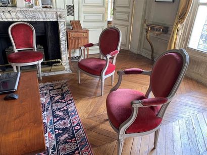 null Petit mobilier en bois laqué blanc de style Louis XVI comprenant 4 fauteuils...