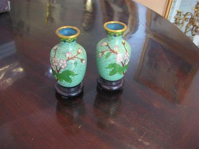 null Paire de vases miniatures cloisonnés vert à décor de branchage