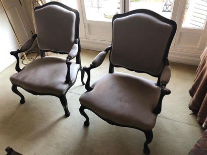 null Paire de fauteuils en bois noirci mouluré et sculpté, accotoirs à manchette
Style...