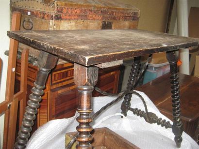 null Une table - support de cabinet 
XIXème
H : 75 cm ; L : 90 cm ; P : 49 cm