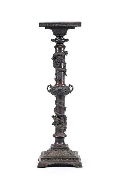 null JAPON - Epoque MEIJI (1868 - 1912)
Grande colonne en bronze à patine brune à...