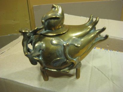 null Coupe en bronze tripode, et petit vase en bronze au dragon et autres petits...