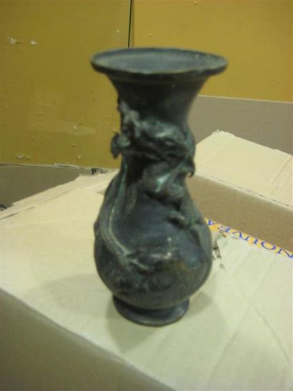 null Coupe en bronze tripode, et petit vase en bronze au dragon et autres petits...