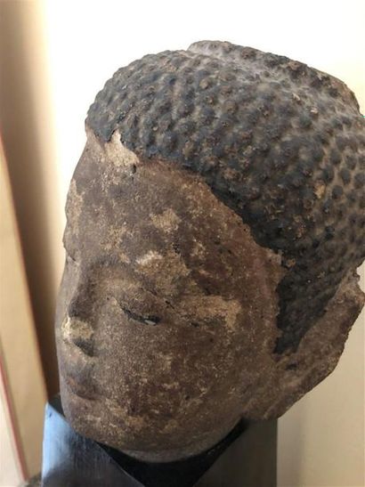 null Tête de boudha en pierre, 17 cm
On joint une reproduction de tête de boudha...
