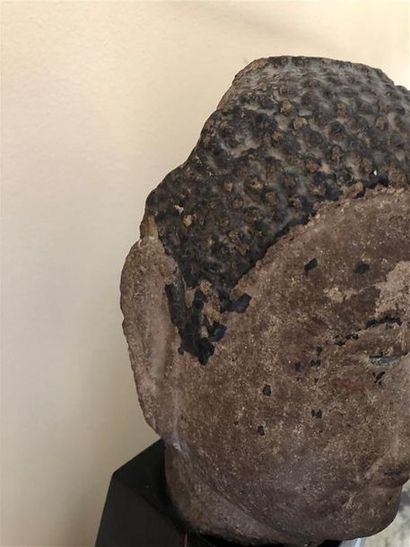null Tête de boudha en pierre, 17 cm
On joint une reproduction de tête de boudha...
