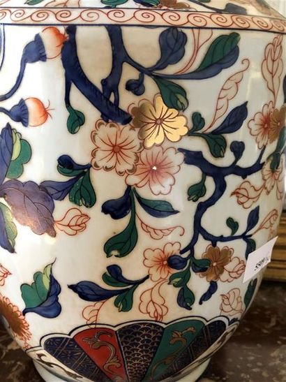 null Paire de vases en porcelaine polychrome à décor de fleurs, éventail stylisé...