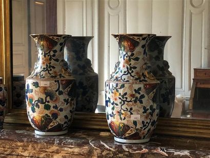 null Paire de vases en porcelaine polychrome à décor de fleurs, éventail stylisé...