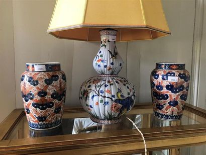 null Ensemble comprenant : 
Une paire de vases en porcelaine à décor Imari et un...