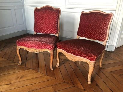null Deux chaises en bois naturel mouluré et sculpté de coquille et feuillage, dossier...