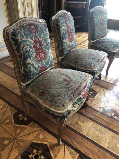 null Suite de trois chaises en bois doré mouluré, pieds cambrés.
Epoque Louis XV.
Garniture...