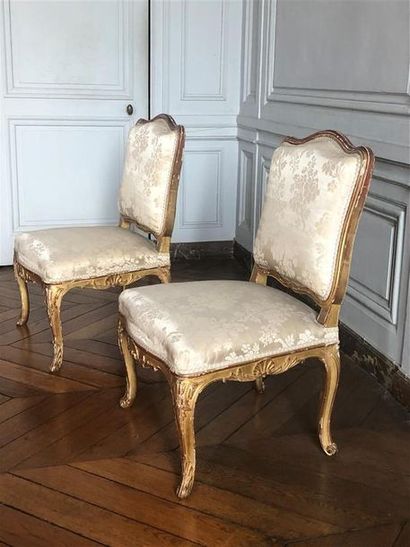 null Paire de chaises en bois doré mouluré et sculpté à décor de coquilles et feuillage...