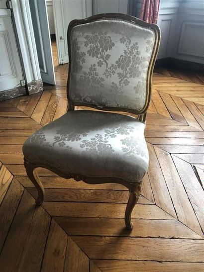 null Paire de chaises en bois doré mouluré et sculpté à décor de coquilles et feuillage...