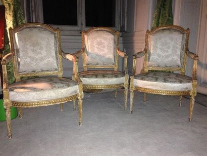 null Trois fauteuils en bois doré mouluré et sculpté d'entrelacs, frise de perles...
