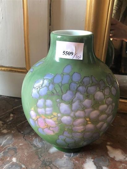 null Emile GALLE (1846 1904) 
(Vase à petit col en verre opalin de couleur verte...