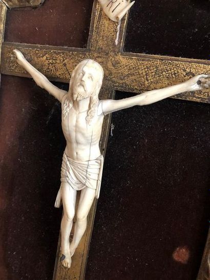 null Crucifix en ivoire dans un cadre en bois doré sculpté de fleurettes et feuillage.
Dimensions...