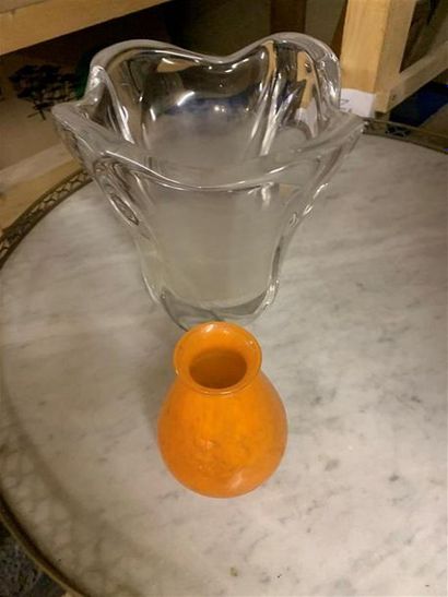 null NON PRESENTE MULLER Frères à Luneville, petit vase en verre teinté orange, signé...