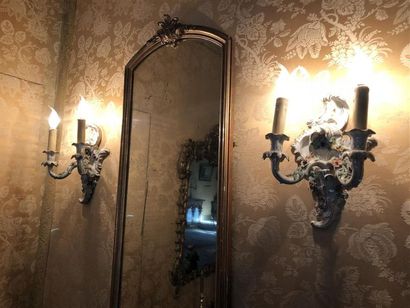 null Miroir en bois et stuc doré de style Louis XV simplement mouluré.