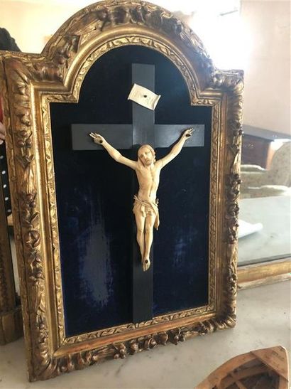 null Un Christ en ivoire dans son cadre en bois doré
Fin XVIIIème début XIXème siècles
Dimensions...