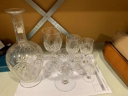 null NON PRESENTE Partie de service de verres en cristal taillé comprenant 4 carafes,...
