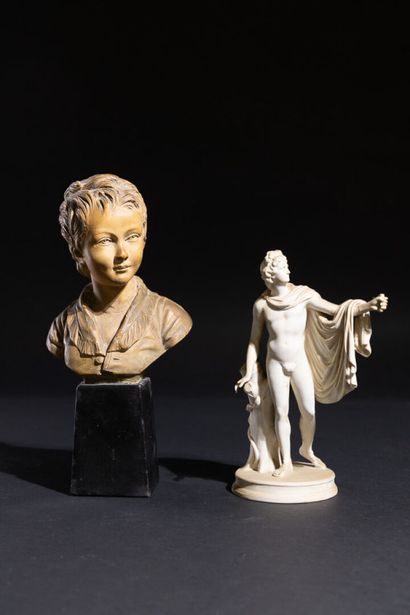  Deux reproductions comprenant : 
- L'Apollon du Belvédère, biscuit (manque un doigt... Gazette Drouot
