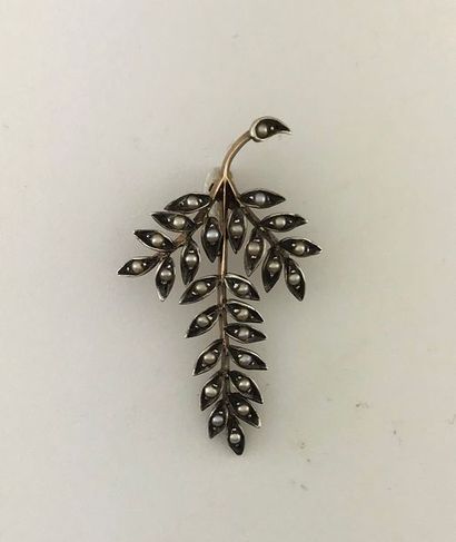 null Pendant leaf in gold and silver 950°/°°° set with pearl seeds, Work from the...