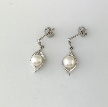 Pair of earrings in white gold 750°/°°° decorated...