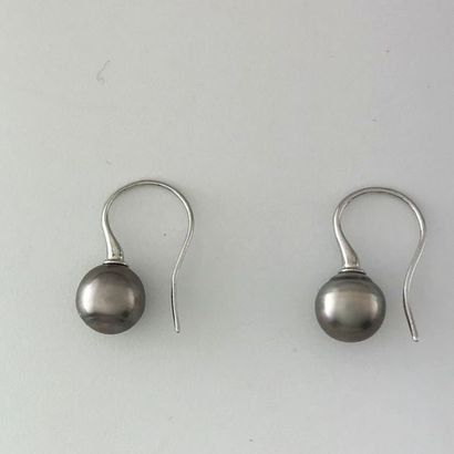 null Pair of 925°/°° silver earrings with a Tahitian cultured pearl , Gross weight:...