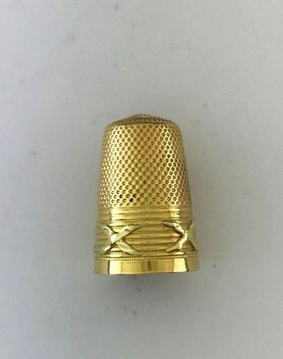 null 750°/°° gold thimble with crossed ribbon decoration, Weight: 5,9g