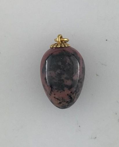 null Egg pendant in gold 750°/°°° decorated with a rhodonite cabochon, Gross weight:...