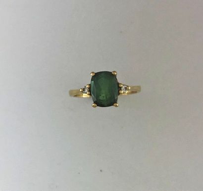 Ring in 750°/°° gold set with a green tourmaline...