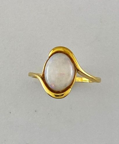 null Ring in 750°/°° gold set with an opal, TD 43, Gross weight: 1,60g