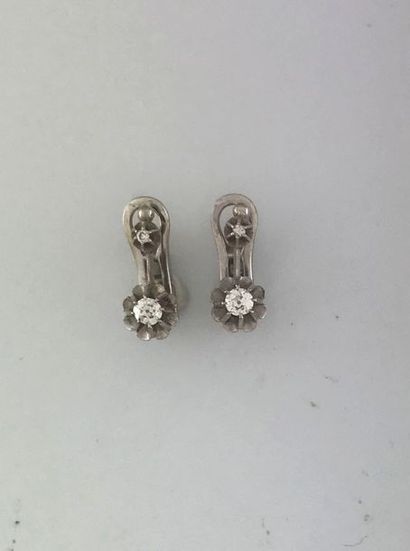 Pair of ear clips in 750°/°° white gold set...